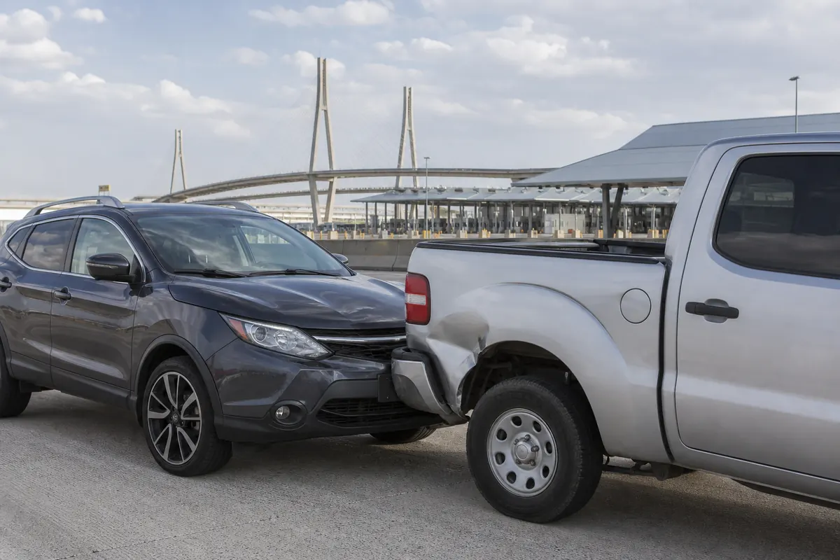Accidente de auto cerca de un puente internacional de Texas